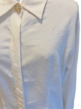 Vintage Off White Women’s 100% Silk Dress Shirt with Decorative Button‎